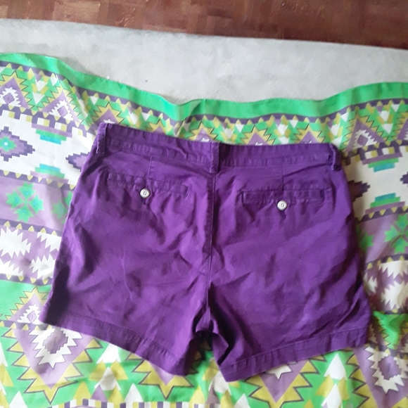 Khakis by GAP Girlfriend 5 Inch Cargo Type Shorts - Picture 7 of 14